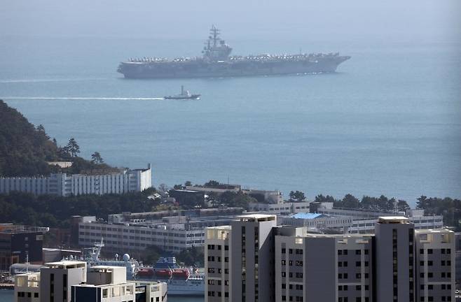 미국 해군의 핵추진 항공모함 '로널드 레이건함'(CVN-76)이 16일 부산 남구 해군작전사령부 부산작전기지에서 출항하고 있다. '떠다니는 군사기지'로 불리는 이 항모는 길이 332.8m, 폭 77.8m 규모이며, 비행갑판의 면적은 축구장의 3배 크기다. 특히 FA-18(슈퍼호넷), F-35C 전투기 등 80여 대의 항공기를 탑재하고, 승조원도 6000여 명에 달한다. 사진=뉴시스