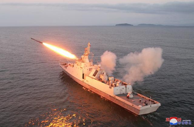 지난 8월 김정은 북한 국무위원장 참관 아래 북한 해군이 진행한 전략무기 발사훈련. 북한은 이날 투입된 함정이 스텔스 기능을 갖췄다고 주장했다. 연합뉴스