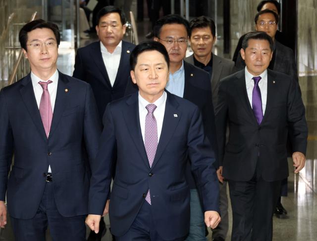 김기현(가운데) 국민의힘 대표가 15일 국회에서 열린 의원총회에 참석하고 있다. 연합뉴스