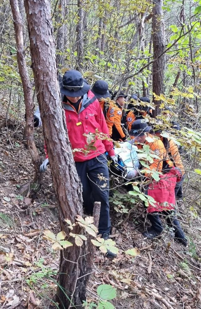 119대원 등이 송이버섯을 따러 나섰다가 실종, 숨진 채 발견된 주민의 시신을 수습하고 있다. 경북소방본부 제공