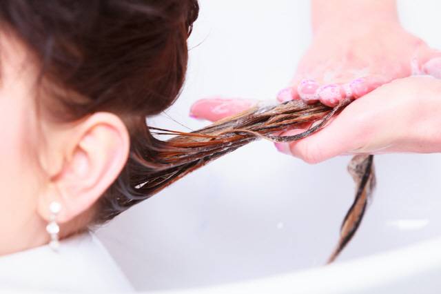 컨디셔너는 일시적으로 머릿결이 좋아지게하는 반면, 트리트먼트는 모발에 근본적으로 영양분을 공급한다는 차이가 있다./사진=클립아트코리아