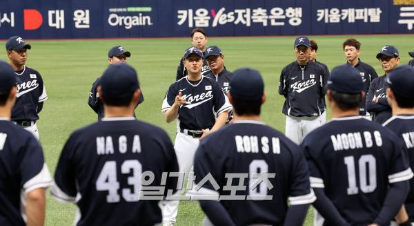 중국 항저우 아시안게임 야구대표팀이 24일 오후 서울 고척스카이돔에서 훈련을 가졌다. 이종열 코치가 선수들에게 훈련내용을 설명하고 있다. 야구대표팀은 고척돔에서 26일 연습경기 등 국내 훈련 일정을 소화한 후 오는 28일 중국 항저우로 출국한다. 고척=김민규 기자 capa@edaily.co.kr /2023.09.24/