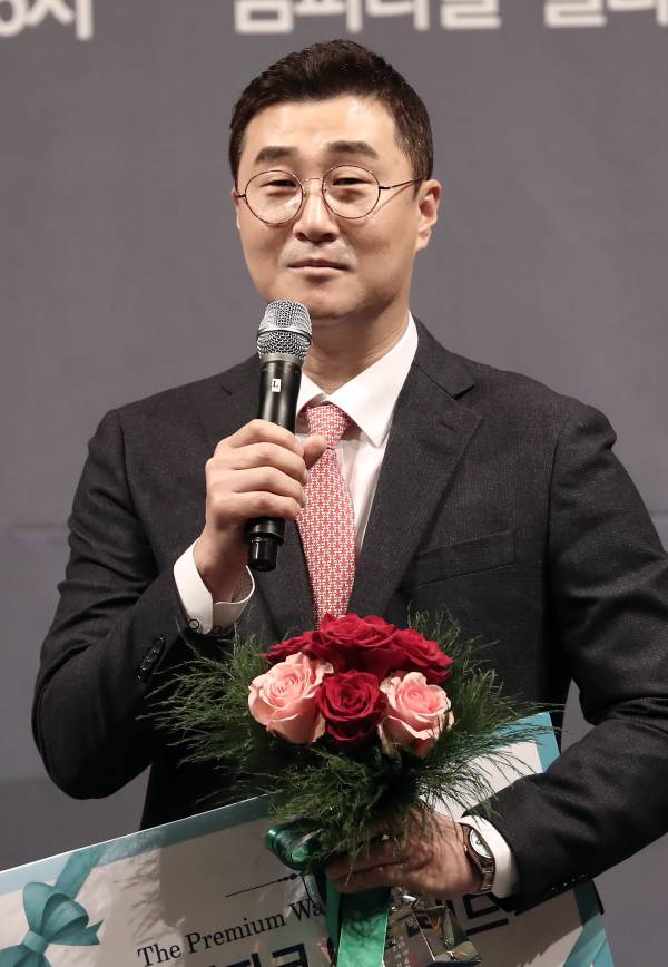 "'2019 프로야구 올해의 상' 시상식이 5일 오후 서울 논현동 임피리얼팰리스호텔에서 열렸다. 올해의 공로상을 받은 김경문 대표팀 감독을 대신해 이종열 코치가 수상소감을 말하고 있다. 김민규 기자 kim.mingyu@joongang.co.kr /2019.12.05/"