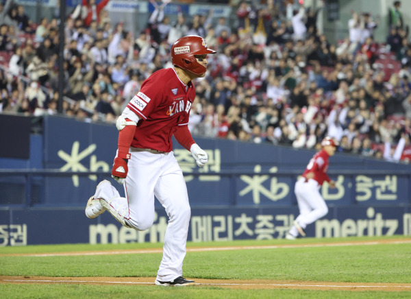 <yonhap photo-4444="">16일 오후 서울 잠실야구장에서 열린 2023 프로야구 SSG 랜더스와 두산 베어스의 경기. 3회초 2사 2루 SSG 한유섬이 1타점 적시타를 치고 달려나가고 있다. 사진=연합뉴스</yonhap>