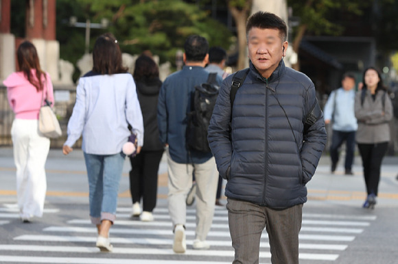 서울 종로구 세종대로 사거리에서 외투를 입은 시민들이 발걸음을 재촉하고 있다. [사진=뉴시스]