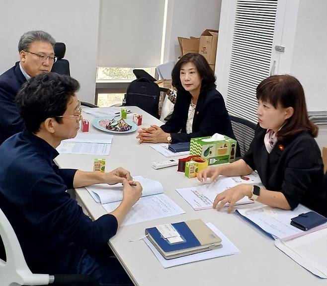 지난 13일 제주4·3 교과서 명기에 관해 이야기를 나누는 제주자치도교육청 및 출판사 관계자.(도교육청 제공)