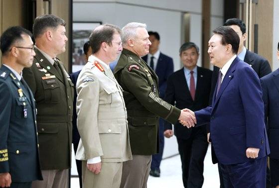 윤석열 대통령이 8월 10일 서울 용산 대통령실 청사에서 유엔사 초청 간담회 중에 폴 러캐머라 유엔군사령관과 반갑게 악수하고 있다. 윤 대통령은 "반국가 세력이 유엔사 해체를 주장한다"고 비판했다.[연합뉴스]