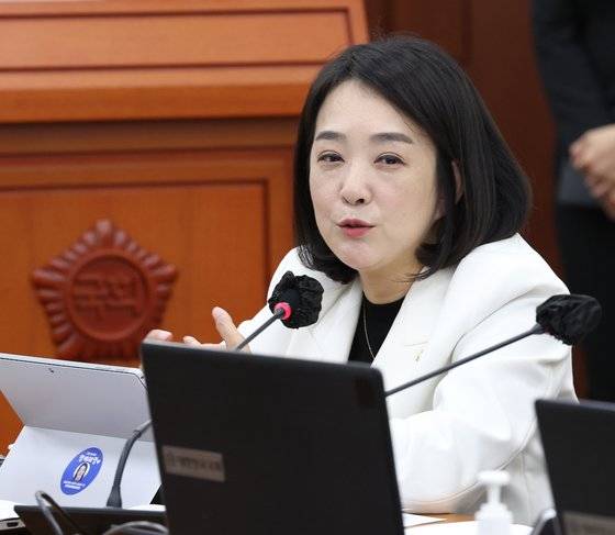 최혜영 더불어민주당 의원이 11일 서울 여의도 국회에서 열린 보건복지위원회 국정감사에서 질의를 하고 있다. 뉴스1