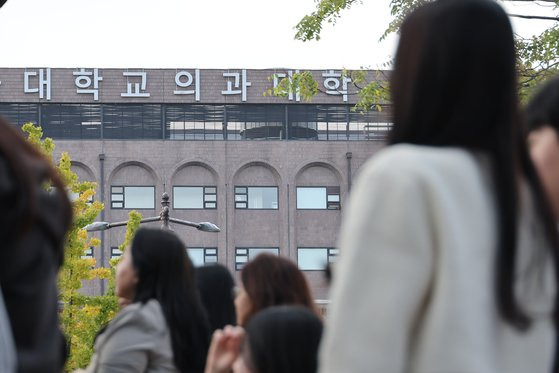 정부가 내주 발표할 예정인 의대 정원 확대 폭이 당초 예상됐던 것보다 훨씬 커질 것으로 예상된다.   이날 국민의힘과 정부, 대통령실은 삼청동 총리공관에서 협의회를 열어 의대 정원확대 방안 발표를 앞두고 의견을 조율한다.   사진은 이날 오후 서울의 한 의과대학. 연합뉴스