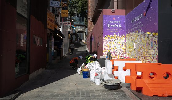 이태원 참사 1주기를 13일 앞둔 16일 오후 서울 용산구 이태원 참사 현장에 마련된 추모 공간에 추모 메시지가 붙어있다. 뉴스1