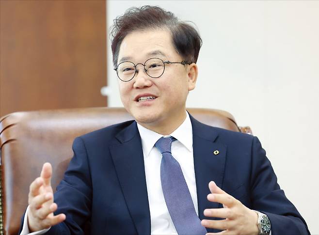 강석훈 산업은행 회장은 “빠른 속도로 저성장 국면에 접어드는 상황을 당연시해선 안 된다”며 “한국 미래를 먹여 살릴 산업에 대대적으로 투자해 대한민국 경제를 잠수함에서 구축함으로 탈바꿈시키고 싶다”고 말했다.  강은구 기자