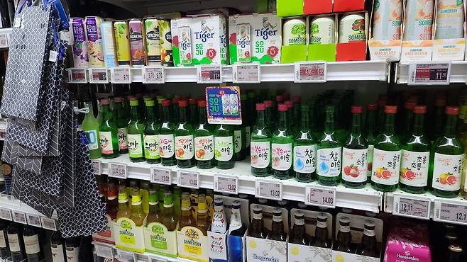 싱가포르의 한 대형마트 주류 코너에 하이트진로의 수출용 소주 제품들이 진열돼있다./ 송영찬 기자