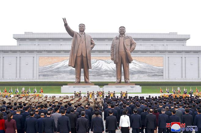 북한 노동당 창건 78주년을 맞아 당 간부 등이 지난 10일 평양 만수대 언덕에 있는 김일성·김정일 동상에 헌화했다고 조선중앙통신이 11일 보도했다. 연합뉴스