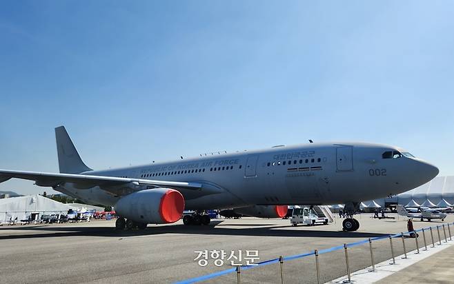 서울 국제 항공 우주·방위 산업 전시회인 서울 ADEX(아덱스) 실외 전시장에 시그너스 KC-330이 전시돼있다. 유새슬 기자