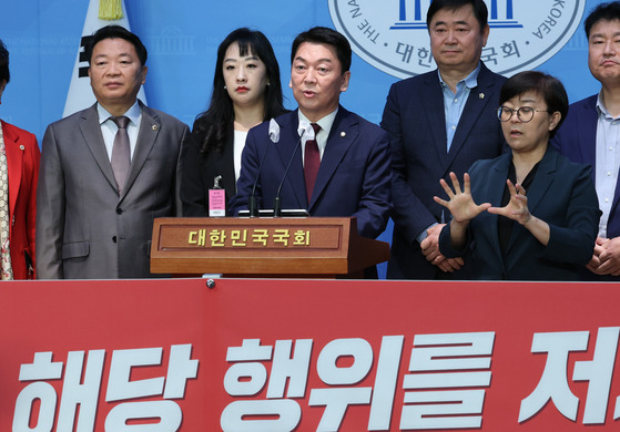 Former People Power Party (PPP) Rep. Ahn Cheol-soo, center, holds a press conference calling for the expulsion of former PPP chief Lee Jun-seok at the National Assembly in western Seoul on Monday. [NEWS1]