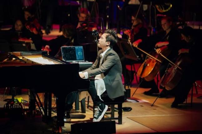 정재일 음악감독이 지난 1일(현지시간) 영국 런던 바비칸센터에서 열린 'K-뮤직 페스티벌' 10주년 개막공연에서 런던심포니 오케스트라와 협연하고 있다. 사진제공 =주영한국문화원