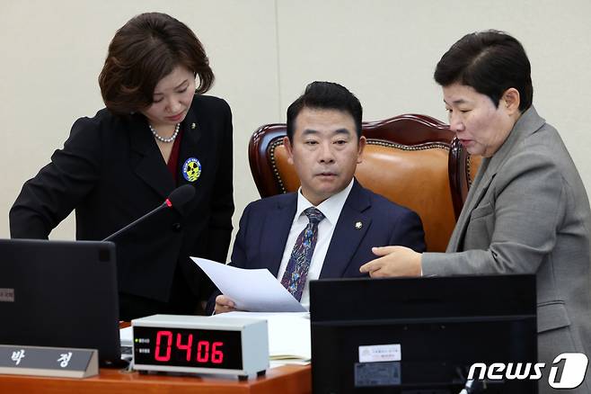 박정 국회 환노위원장과 임이자 국민의힘 간사, 이수진(비례) 더불어민주당 간사가 16일 서울 여의도 국회에서 열린 환경노동위원회의 기상청 등 국정감사에서 대화를 나누고 있다. 2023.10.16/뉴스1