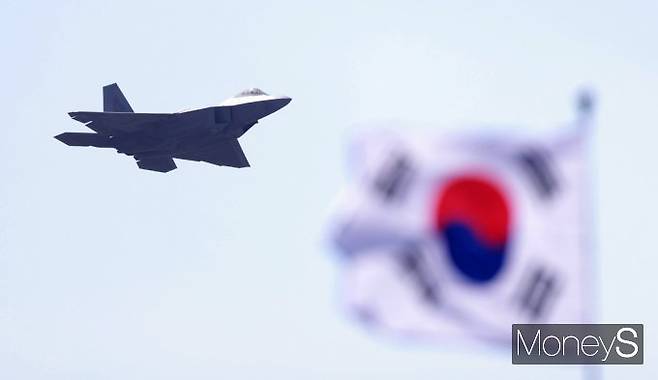 ▲ 한미 동맹 70주년, 美 F-22 전투기와 태극기