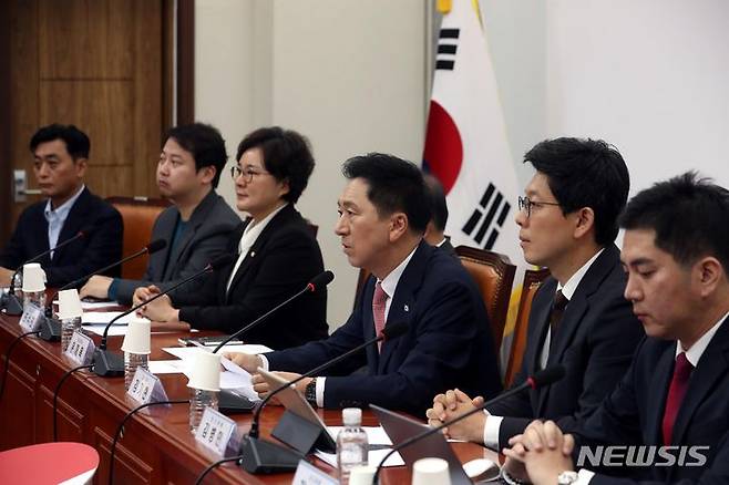 발언하는 김기현 국민의힘 대표.[서울=뉴시스] 조성봉 기자 = 김기현 국민의힘 대표가 16일 오전 서울 여의도 국회에서 열린 국민의힘 최고위원회의에서 발언하고 있다. 2023.10.16.suncho21@newsis.com