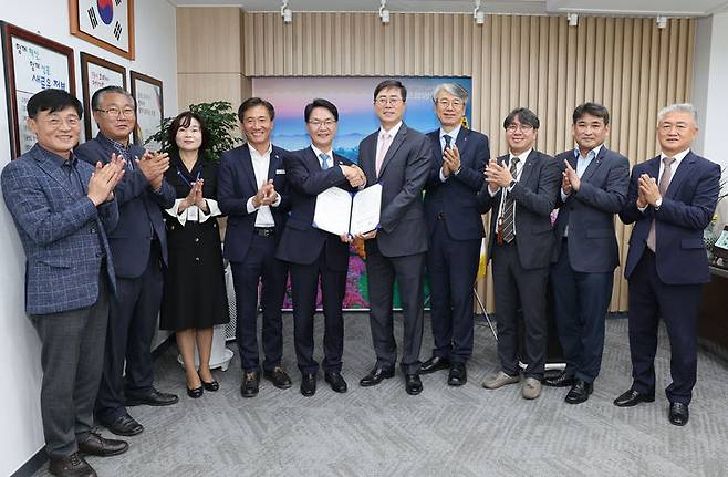 16일 고창군청에서 열린 군과 전북경제통상진흥원의 '지역산업 발전을 위한 업무협약'. 심덕섭 고창군수(왼쪽 다섯번째)와 윤여봉 진흥원장(왼쪽 여섯번째)을 비롯한 관계자들이 협약서 서명 후 기념사진을 찍고 있다. *재판매 및 DB 금지