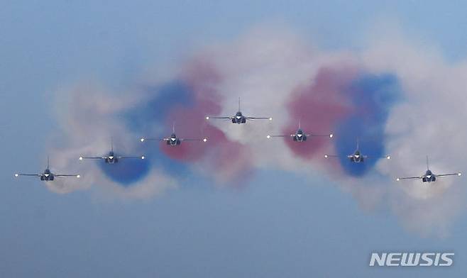 [성남=뉴시스] 황준선 기자 = 16일 경기 성남시 서울공항에서 열린 국내 최대 항공우주·방위산업 전시회 ‘서울 아덱스(ADEX) 2023’ 프레스 데이에서 공군 블랙이글스 팀이 화려한 에어쇼를 선보이고 있다. 2023.10.16. hwang@newsis.com