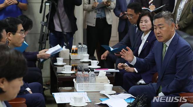 [전주=뉴시스] 김얼 기자 = 김관영 전북도지사가 16일 전북 전주시 한국은행 전북본부에서 열린 기획재정위원회 국정감사에 앞서 새만금 예산 삭감 현안과 관련한 간담회를 갖고 있다. 2023.10.16. pmkeul@newsis.com