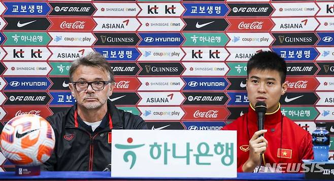 [수원=뉴시스] 정병혁 기자 = 베트남 축구대표팀 수비수 도두이만이 16일 경기 수원월드컵경기장에서 대한민국과의 평가전을 하루 앞두고 열린 기자회견에서 질문에 답하고 있다. 2023.10.16. jhope@newsis.com