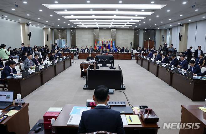 [서울=뉴시스] 최진석 기자 = 16일 오후 서울 용산구 국방부에서 국회 법제사법위원회의 군사법원에 대한 국정감사가 진행되고 있다. (공동취재사진) 2023.10.16. photo@newsis.com