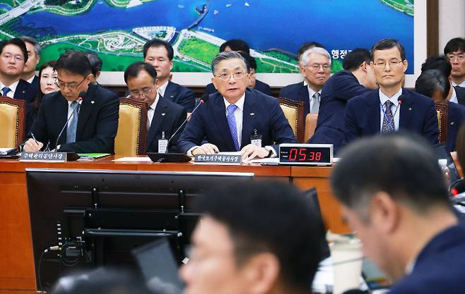 이한준 한국토지주택공사 사장이 16일 국회에서 열린 국토교통위원회 국정감사에서 의원 질의에 답하고 있다. 연합뉴스