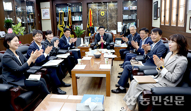 부산 북부산농협 이승걸 조합장(가운데)을 비롯한 임직원이 10일 오전 회의에서 금융자산 3조원 달성을 이루기까지 노력한 서로를 격려하고 있다.