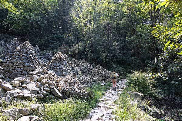 피고개에서 징매이고개로&nbsp;가는 길엔 사람 키보다 높게 쌓은 돌탑들이 여러 개 있다.
