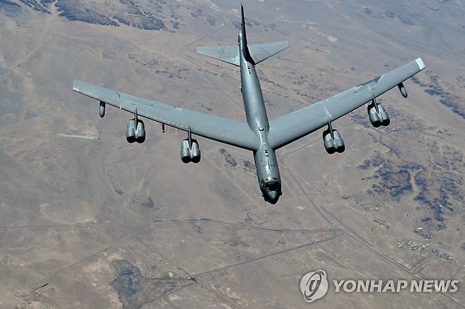 미 B-52 전략폭격기 (워싱턴=연합뉴스) 미국 중부사령부는 미 루이지애나주 바크스데일 공군기지에 배치된 제2폭격비행단 소속 B-52H 폭격기 2대가 13개 협력국 공군 전력과 통합 임무를 수행했다고 10일(현지시간) 보도자료를 통해 밝혔다. 사진은 B-52H 폭격기. 2022.11.11 [중부사령부 제공. 재판매 및 DB 금지]