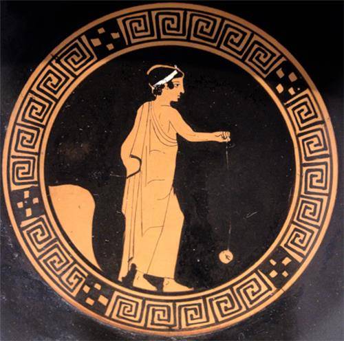 고대 그리스 꽃병에 그려진 요요를 하는 모습으로 추정되는 그림 [BBC "The mystery ancient toys puzzling archaeologists" 2022년 8월 17일 기사, 독일 주립박물관 제공]