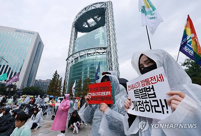 전세사기·깡통전세 특별법 개정 촉구 (서울=연합뉴스) 홍해인 기자 = 전세사기·깡통전세 피해자 전국대책위원회 주최로 14일 오후 서울 종로구 보신각 앞에서 열린 '전세사기 피해자 집중 집회' 참가자들이 팻말을 들어보이고 있다. 2023.10.14 hihong@yna.co.kr