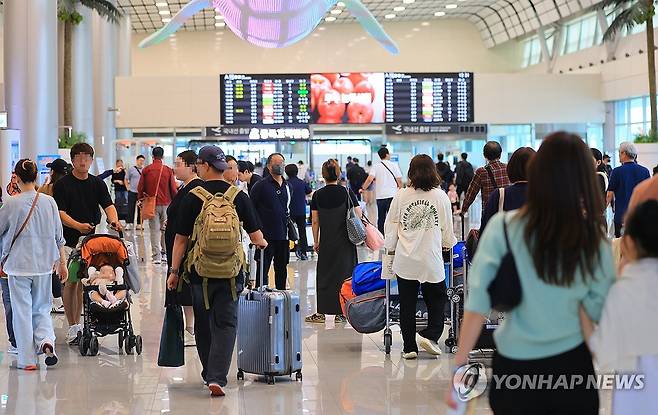 지난 추석 연휴 북적이는 공항 [연합뉴스 자료사진]