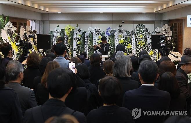 박서보 화백을 추모하며 (서울=연합뉴스) 류효림 기자 = 16일 서울 종로구 연건동 서울대학교병원 장례식장에서 진행된 박서보 화백 추모식에서 한 조문객이 추모 연주를 하고 있다. 2023.10.16 ryousanta@yna.co.kr