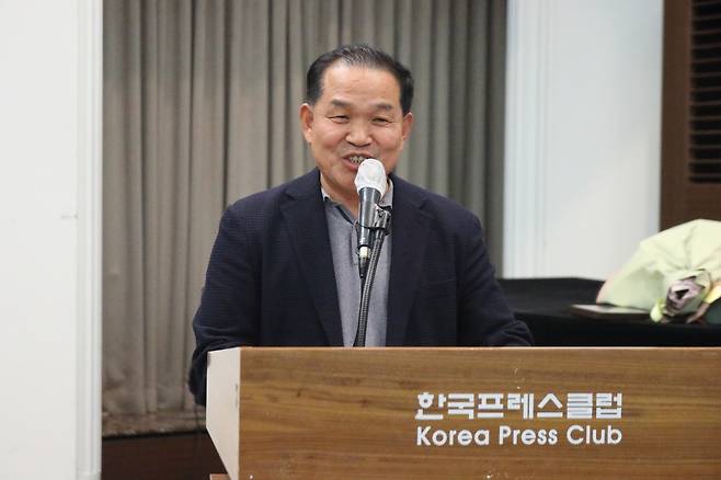 고별축사하는 왕길환 연합뉴스 기자 (서울=연합뉴스) 성도현 기자 = 세계한인언론인협회(세언협)가 16일 서울 종로구 프레스센터에서 주최한 '제23회 세계한인언론인대회' 개막식에서 왕길환 연합뉴스 동포·다문화부 기자가 고별축사를 하고 있다. 왕 기자는 25년간 재외동포 분야를 전담 취재하면서 1만4천여 건의 기사를 써왔고, 이날 명예 퇴직했다. 2023.10.16 raphael@yna.co.kr