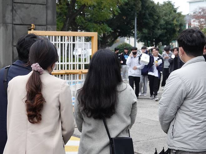 2023학년도 수능이 치러진 지난해 11월 17일 오후 서귀포고등학교에서 수능을 마친 수험생들이 나오고 있다.(사진=뉴시스)