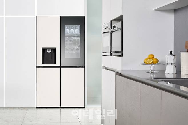 LG 디오스 오브제컬렉션 얼음정수기냉장고가 설치된 주방 이미지.(사진=LG전자)