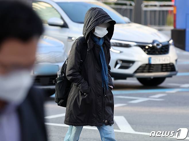 아침 최저 기온이 5도 내외로 떨어지며 쌀쌀한 날씨를 보인 16일 오전 서울 광화문사거리에서 두툼한 옷차림의 한 시민이 발걸음을 재촉하고 있다. 2023.10.16/뉴스1 ⓒ News1 김진환 기자