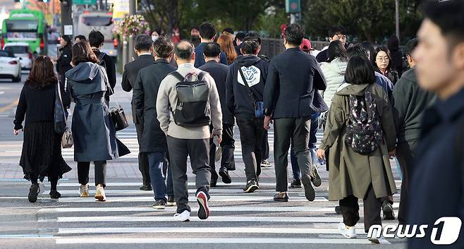 아침 최저 기온이 5도 내외로 떨어지며 쌀쌀한 날씨를 보인 16일 오전 서울 광화문사거리에서 두툼한 옷차림의 시민들이 발걸음을 재촉하고 있다. 2023.10.16/뉴스1 ⓒ News1 김진환 기자