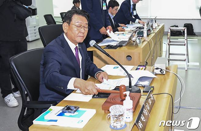김교흥 국회 행안위원장이 17일 오전 경기 수원시 영통구 경기도청에서 열린 국회 행정안전위원회의 경기도에 대한 국정감사에서 의사봉을 두드리고 있다. (공동취재) 2023.10.17/뉴스1 ⓒ News1 김영운 기자