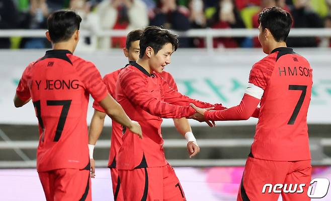 17일 경기 수원시 팔달구 수원월드컵경기장에서 열린 축구 국가대표 평가전 대한민국과 베트남의 경기, 후반 대한민국 이강인이 팀의 다섯 번째 공을 성공시킨 뒤 손흥민과 기쁨을 나누고 있다. 2023.10.17/뉴스1 ⓒ News1 김진환 기자