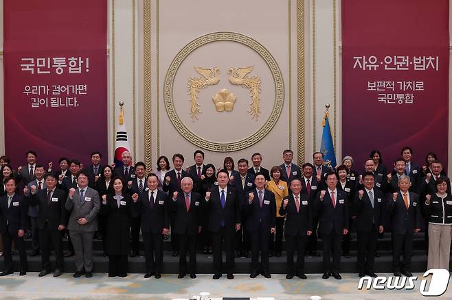 윤석열 대통령이 17일 청와대 영빈관에서 열린 국민통합위원회 만찬에서 김기현 국민의힘 대표, 김한길 국민통합위원장 등 참석자들과 기념촬영을 하고 있다. (대통령실 제공) 2023.10.17/뉴스1 ⓒ News1 오대일 기자