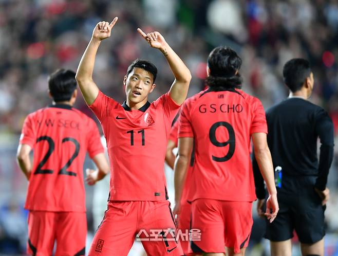 황희찬이 17일 수원월드컵경기장에서 열린 대한민국-베트남 A매치 전반 팀 두번째골을 성공시킨 후 동료들과 자축하고 있다.2023.10.17.  수원 | 강영조기자 kanjo@sportsseoul.com