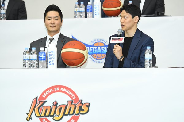 SK 전희철 감독(왼쪽). ⓒKBL