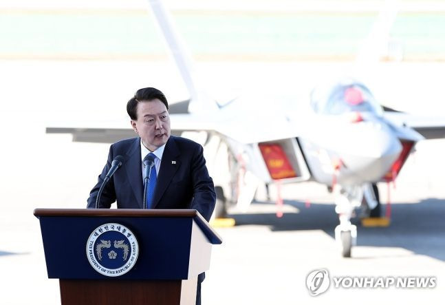 윤석열 대통령이 17일 경기도 성남 서울공항에서 열린 '서울 아덱스(ADEX) 2023' 개막식에서 축사하고 있다. [사진출처=연합뉴스]