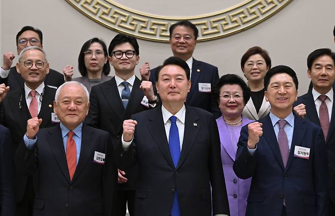 윤석열 대통령이 17일 청와대 영빈관에서 열린 국민통합위원회 만찬에서 김한길 국민통합위원장, 김기현 국민의힘 대표 등과 기념촬영하고 있다./대통령실