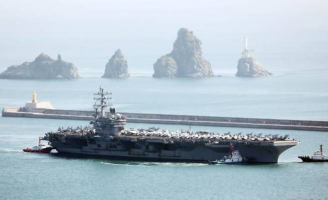 미국 해군의 핵추진 항공모함 로널드 레이건함(CVN-76)이 16일 부산 남구 해군작전사령부 부산작전기지에서 출항하고 있다. ⓒ뉴시스