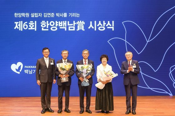 한양대 백남기념사업회는 16일 서울 성동구 한양대에서 제6회 한양백남상 시상식을 열었다. 이기정 한양대 총장, 하상훈 생명의 전화 원장(인권·봉사 부문), 박상일 파크시스템스 대표이사(공학 부문), 신수정 서울대 명예교수(음악 부문), 김종량 백남기념사업회 이사장(왼쪽부터) 등 관계자와 수상자들이 기념 촬영을 하고 있다. 한양대 제공